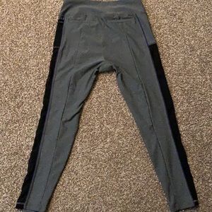 Active Leggings w Mesh along the sides w Pocket